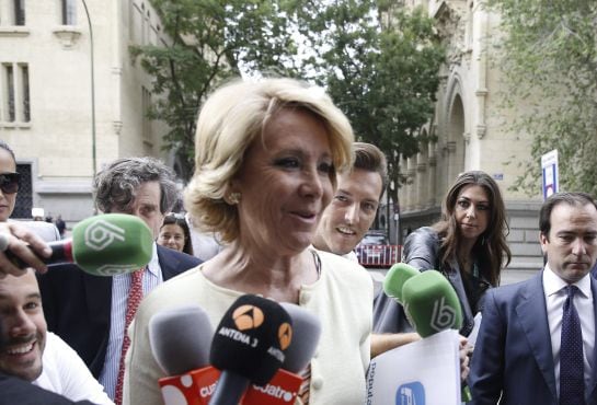 La candidata del PP a la Alcaldía de Madrid, Esperanza Aguirre, a su llegada hoy al Palacio de Cibeles para el acto de constitución de la corporación municipal.