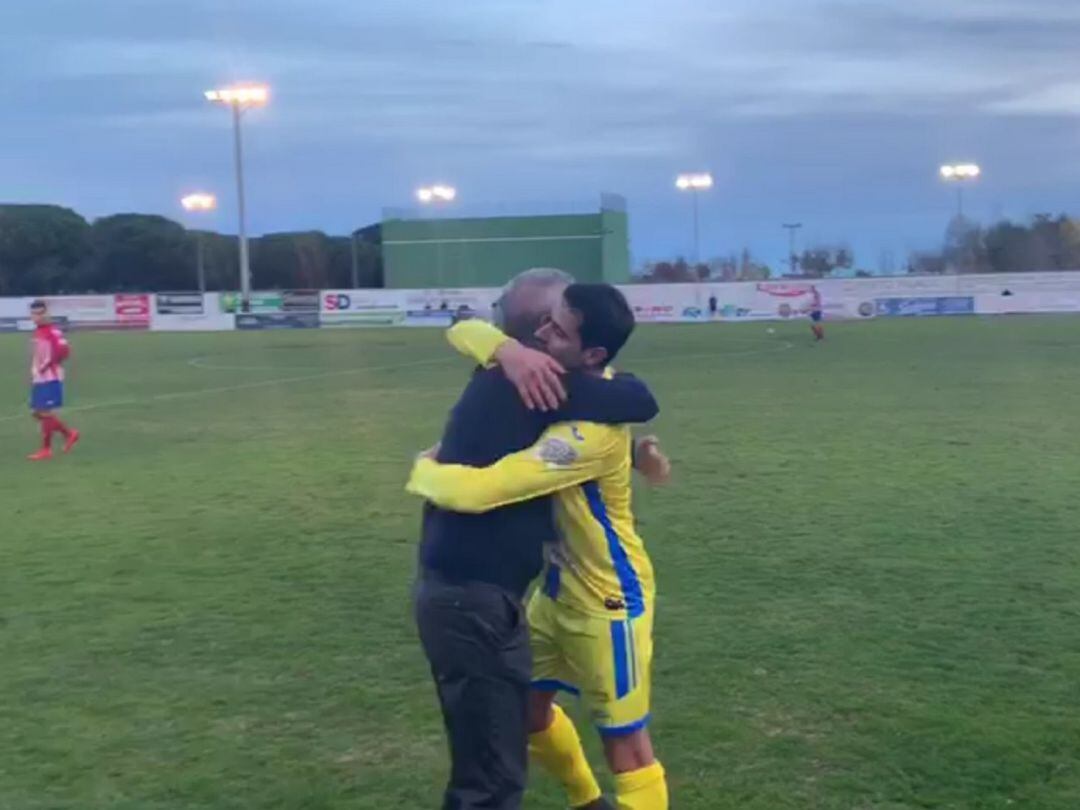 Zazu se abraza al entrenador Javier Álvarez de los Mozos tras lograr el 0-1.