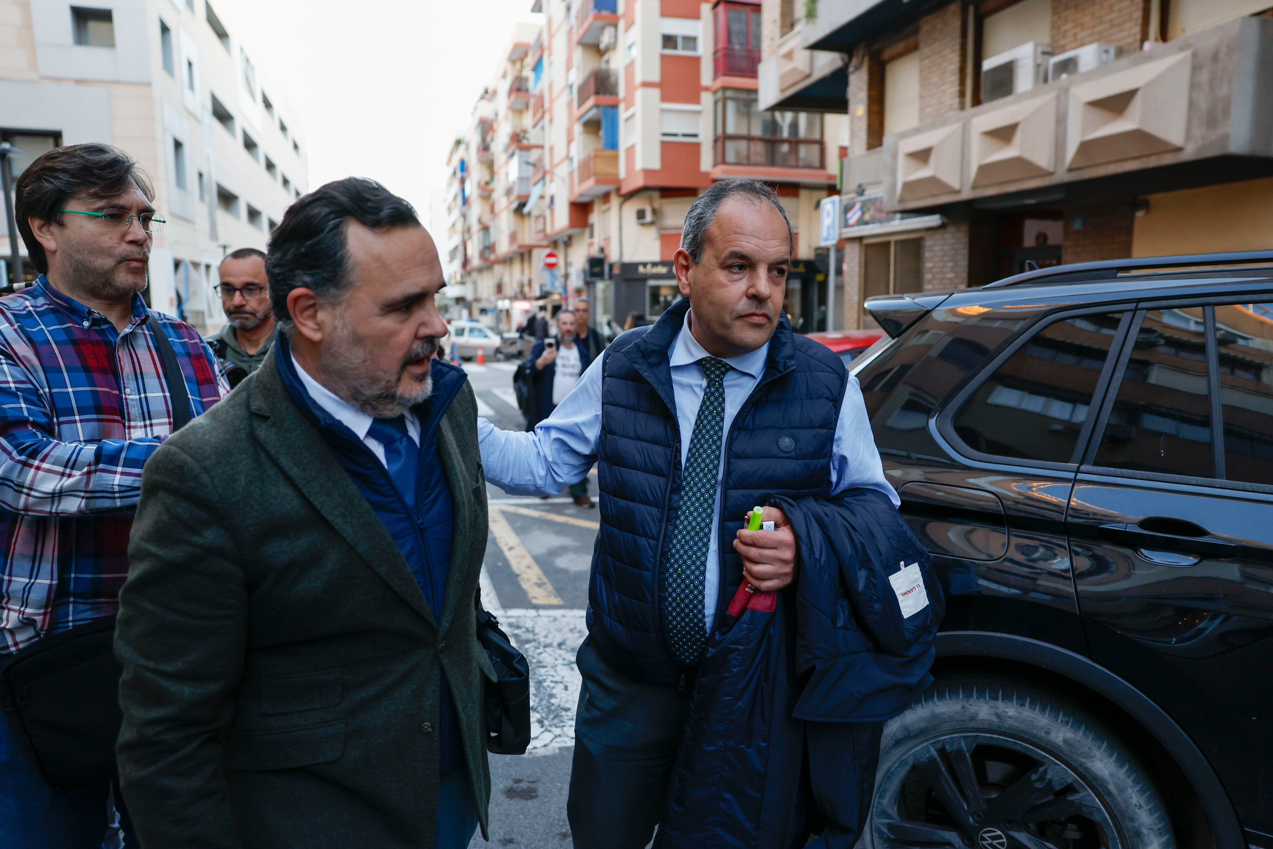ALICANTE, 13/03/2026.- El presidente de la Cámara de Comercio de Alicante, Carlos Baño (d), ha quedado en libertad con cargos por los supuestos delitos de fraude de subvenciones y falsedad tras haber sido detenido este viernes en relación con irregularidades en unos bonos de consumo de los años 2022 y 2023. EFE / Pablo Miranzo.