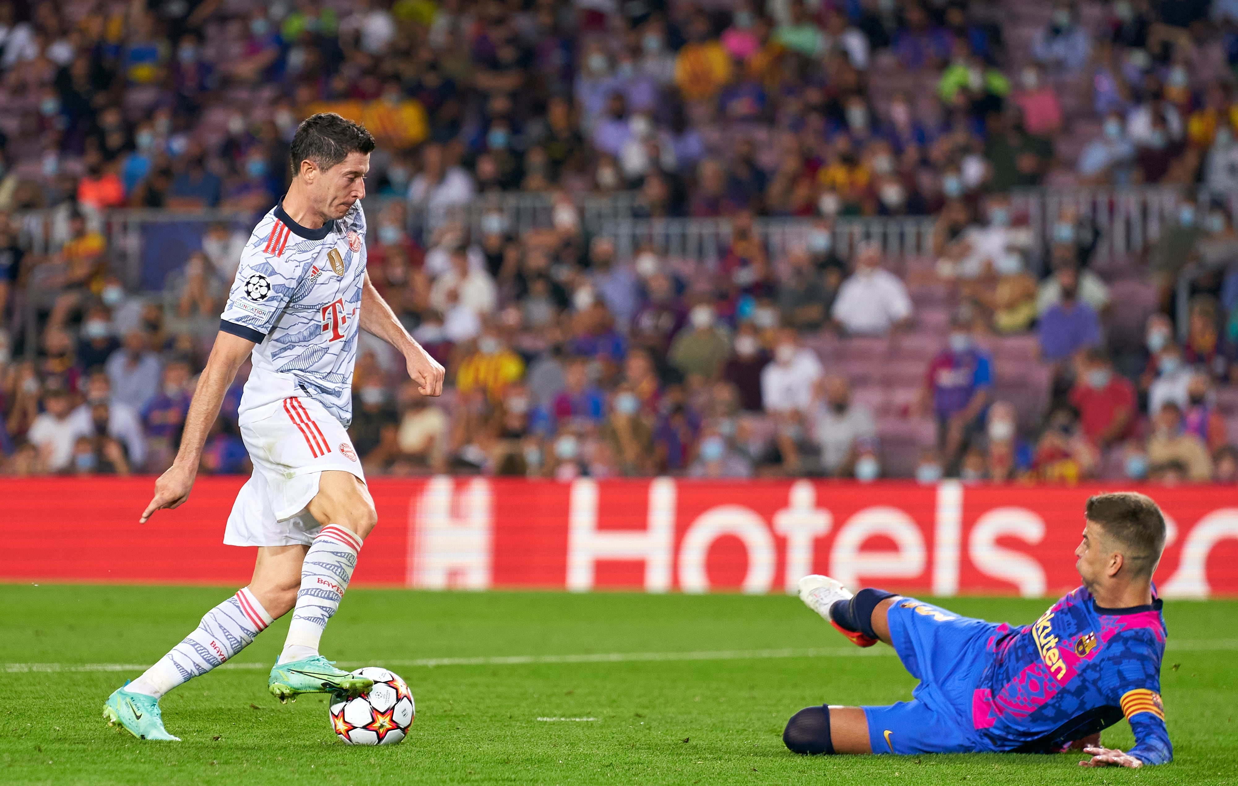 Lewandowski, con el Bayern, regateando a Piqué en el Camp Nou.