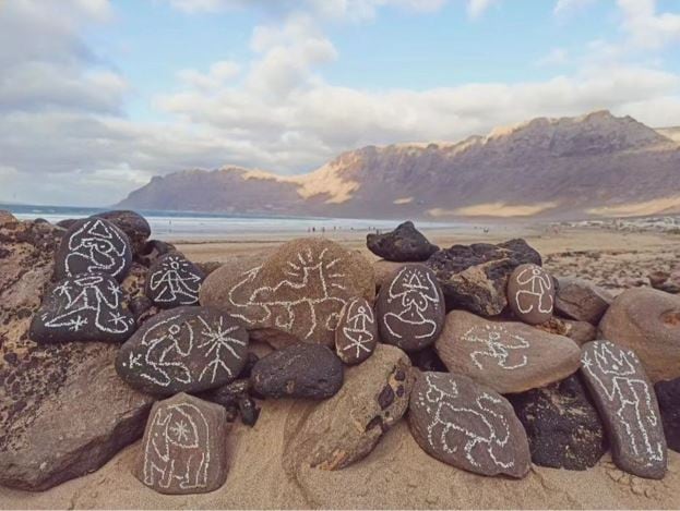 Dibujos realizados en varias rocas de Famara, en Lanzarote.