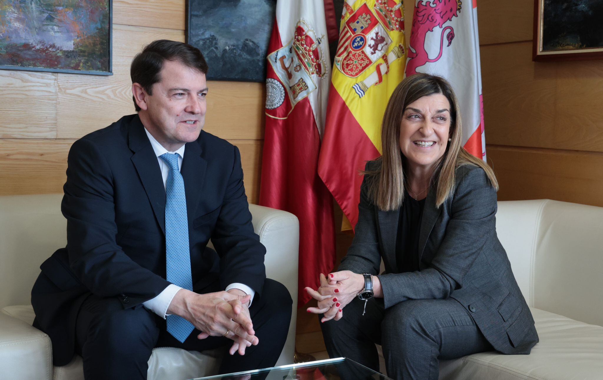 Alfonso Fernández Mañueco y María José Sáenz de Buruaga, esta mañana en el despacho de la presidenta de Cantabria