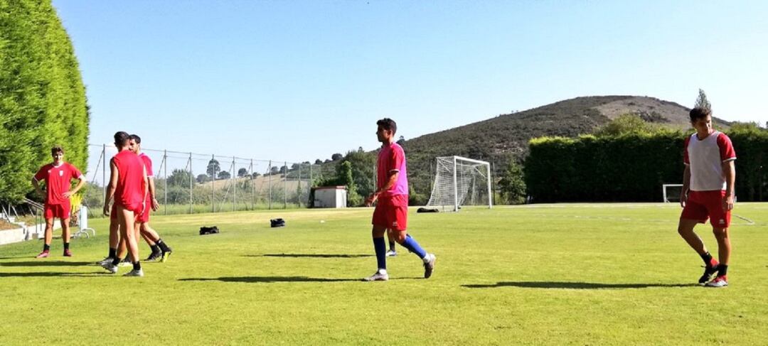 Jugadores del Compos, al finalizar el último entrenamiento de la semana