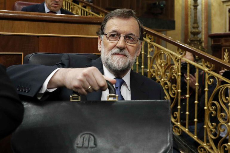 El presidente del Gobierno, Mariano Rajoy, durante el pleno del Congreso de hoy, tras su comparecencia para explicar las propuestas del Ejecutivo en materia de pensiones y para la sostenibilidad del Sistema de la Seguridad Social.