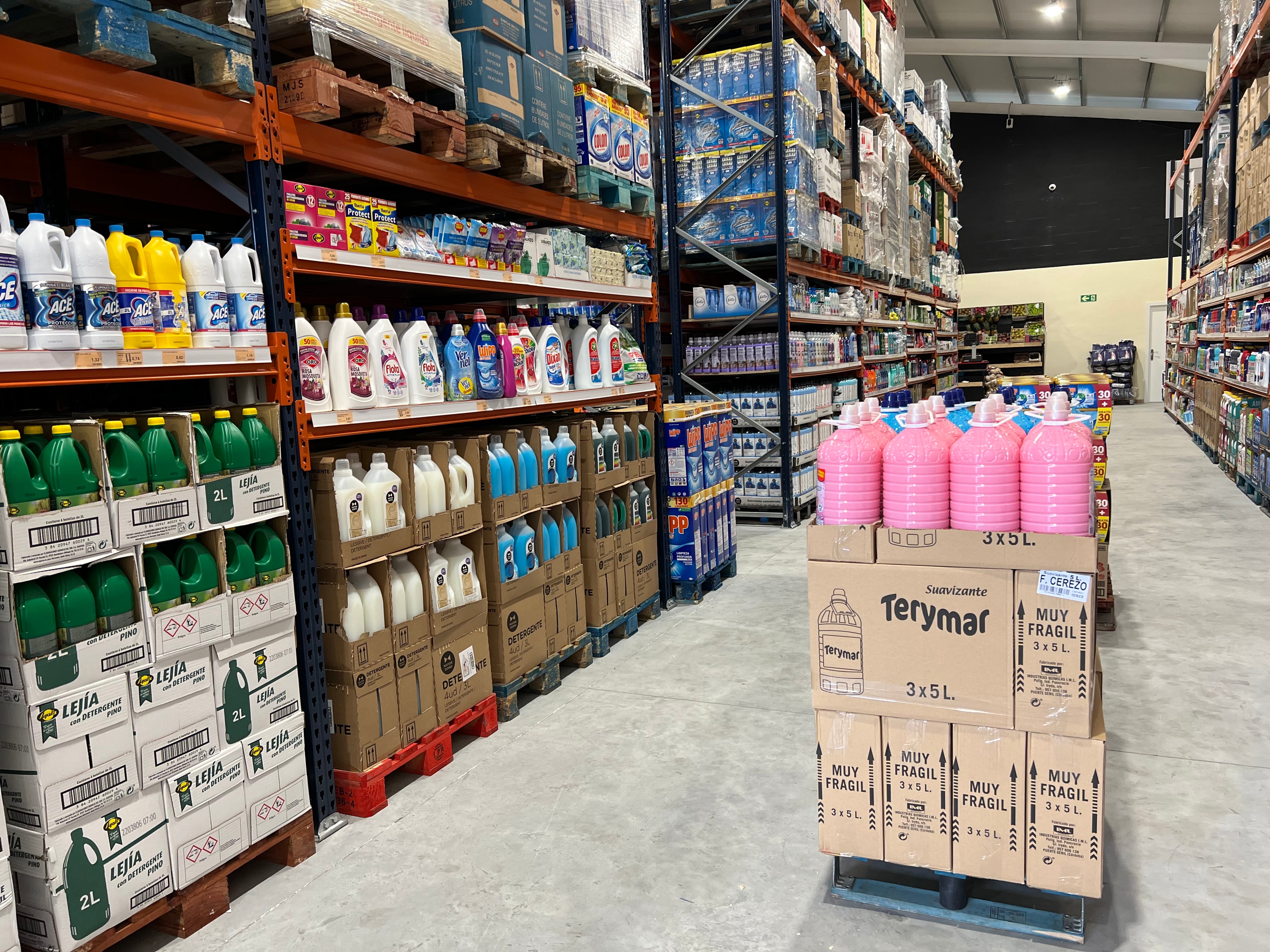 Super Chisma Ronda cuenta con seis amplios pasillos bien diferenciados con productos de todo tipo