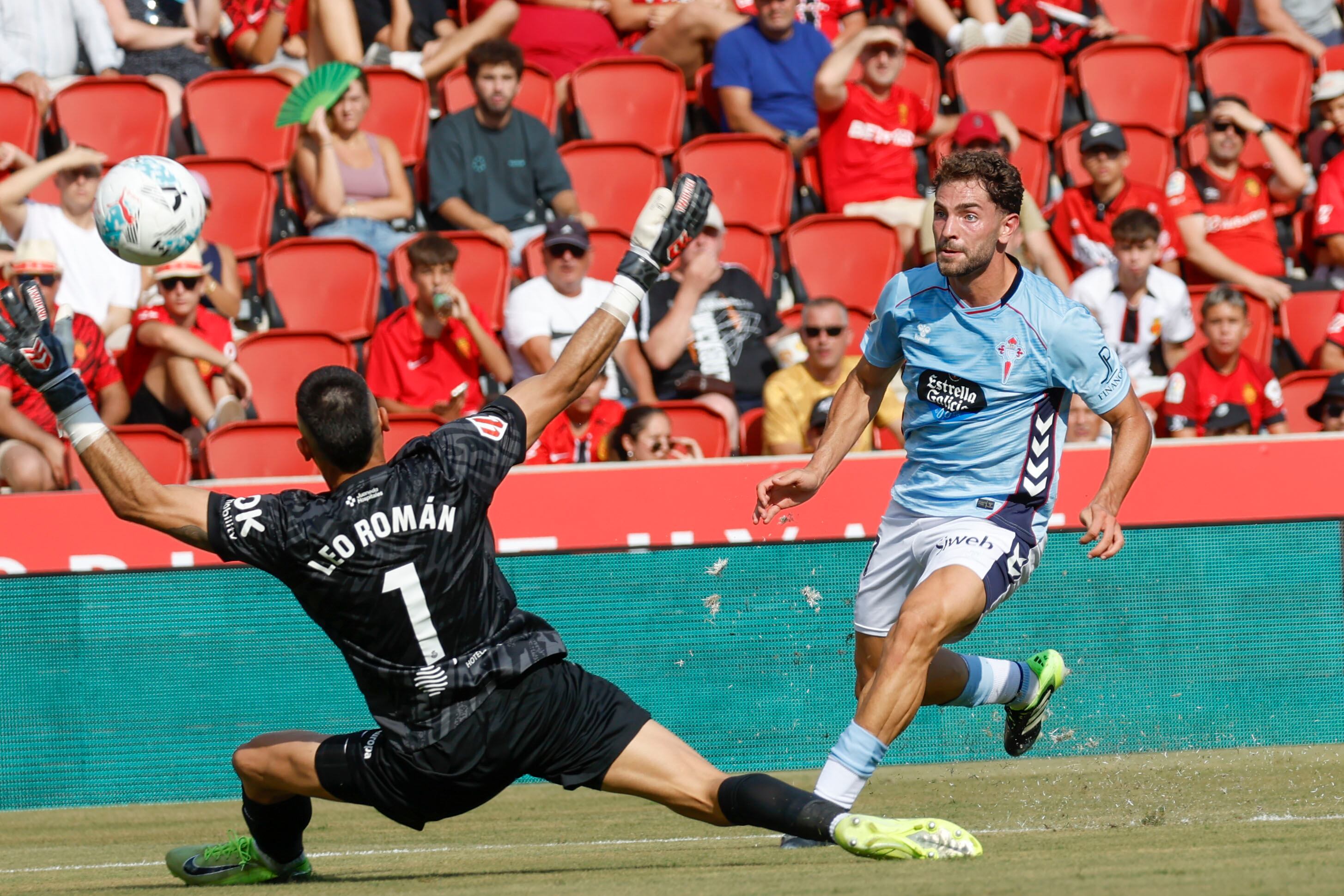PALMA DE MALLORCA, 23/08/2025.- El centrocampista del Celta de Vigo Javi Rueda (d) marca el primer gol de su equipo durante el encuentro correspondiente a la segunda jornada de LaLiga EA Sports que RCD Mallorca y Celta de Vigo disputan este sábado en el estadio Son Moix. EFE/ Cati Cladera