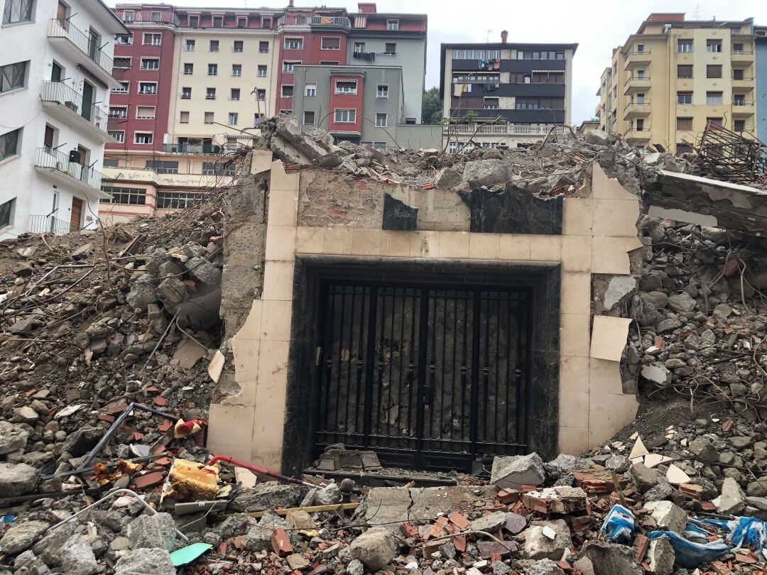 Imagen de las labores de derribo del antiguo edificio de &#039;El Casco&#039;, lugar donde se edificarán viviendas