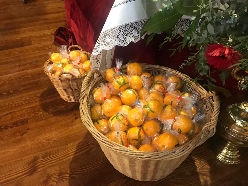 Las naranjas bendecidas no faltan en la celebración de San Vicente