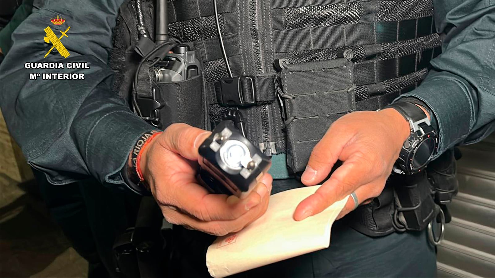 Macrooperativo en Alfaro: la Guardia Civil disuelve un botellón en un polígono industrial y sanciona a un bar por presencia de menores