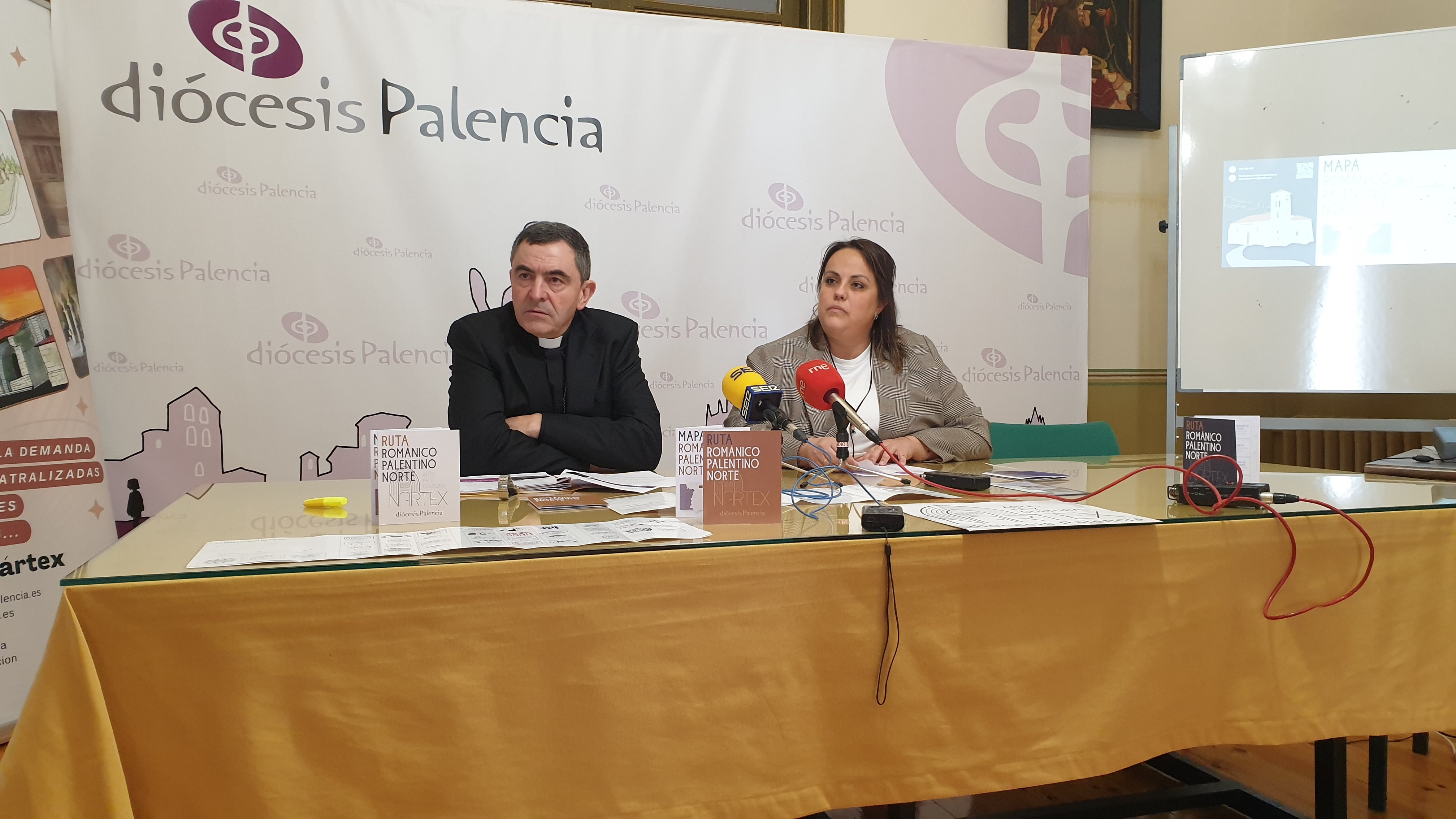 El obispo de Palencia ha acompañado a la gerente de la Fundación Nartex para presentar las actividades que han previsto para 2024