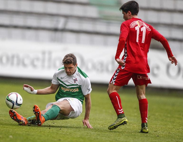 Iván González y Cristóbal, hoy compañeros, en un lance del último duelo en A Malata