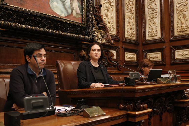 La lcaldesa de Barcelona, Ada Colau, durante un pleno del ayuntamiento