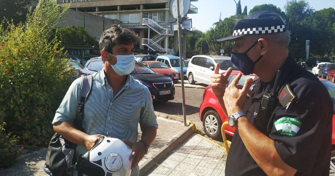 La Policía Local de Córdoba durante una campaña informativa a los ciuddanos al inicio de la pandemia. Foto de archivo