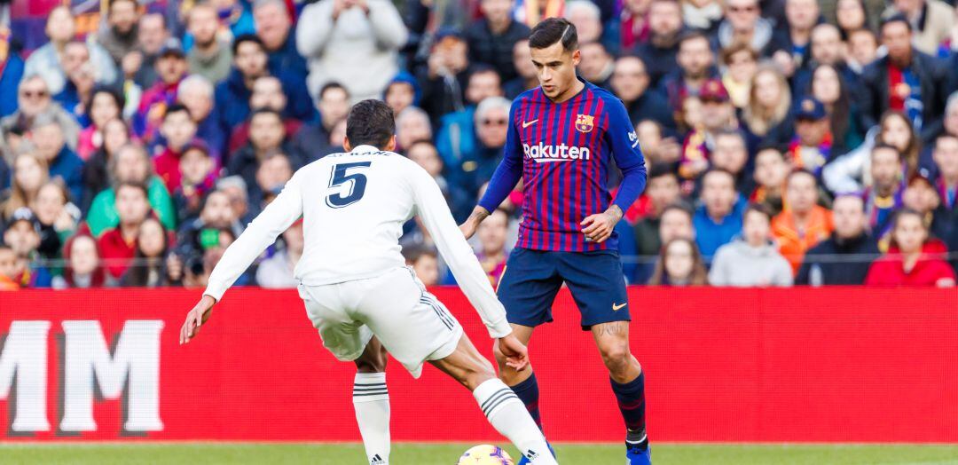 Coutinho y Varane, durante el Clásico liguero de octubre