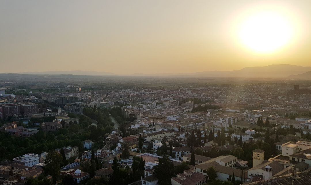 Vista de Granada y parte de los pueblos del Área Metropolitana con una neblina típica de los días con contaminación sobre la zona