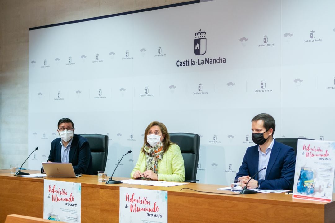 La consejera de Educación, Cultura y Deportes, Rosa Ana Rodríguez, informa en rueda de prensa, sobre el proceso de admisión y otros asuntos de su departamento. 