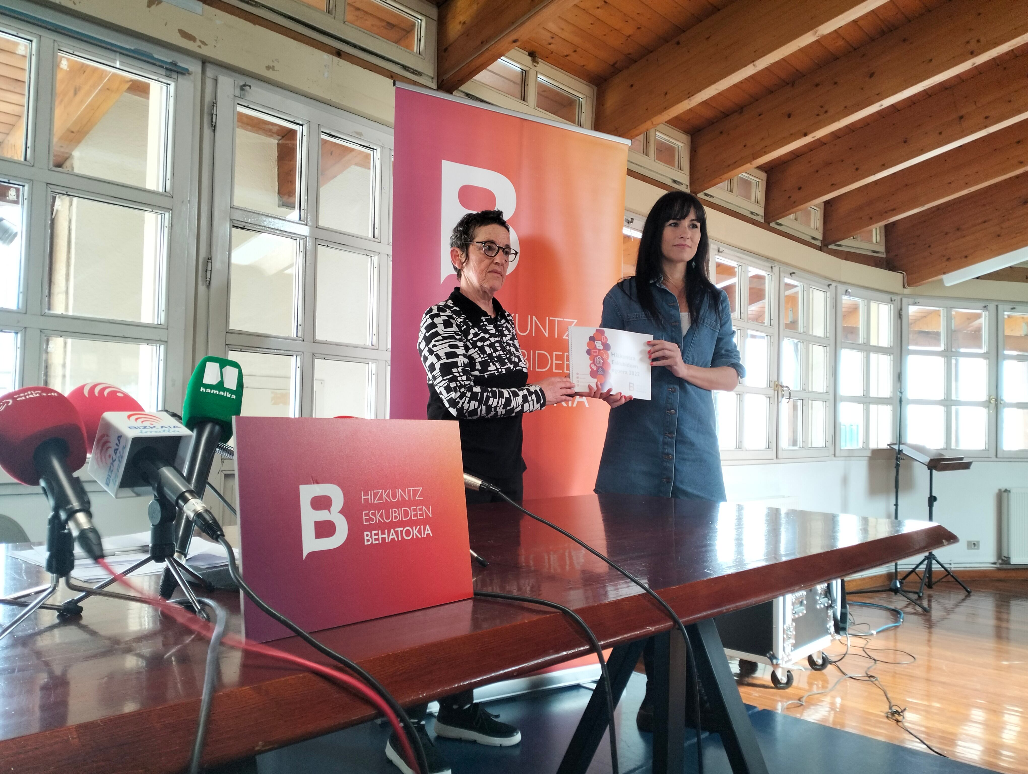 Garbiñe Petriati (izquierda) y Agurne Gaubeka (derecha), técnica y directora de Behatokia, en la presentación del informe.