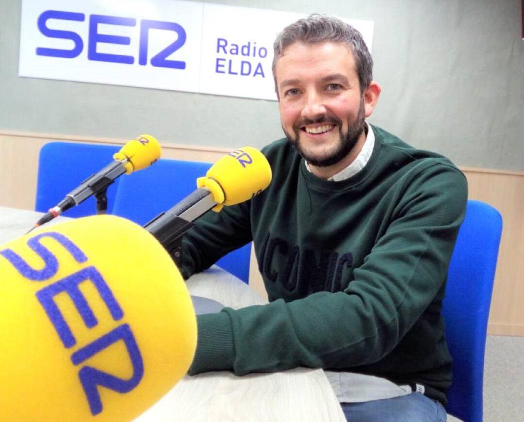 Diego Tomás, gerente de Genion Lab, en el estudio de Radio Elda SER