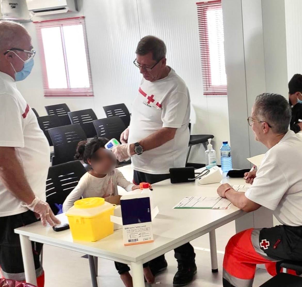 Atención de Cruz Roja en el puerto de Alicante. Foto: Cruz Roja Alicante