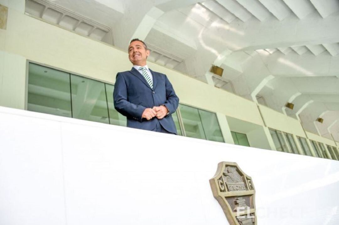 El presidente del Elche, Diego García, en el palco del Martínez Valero