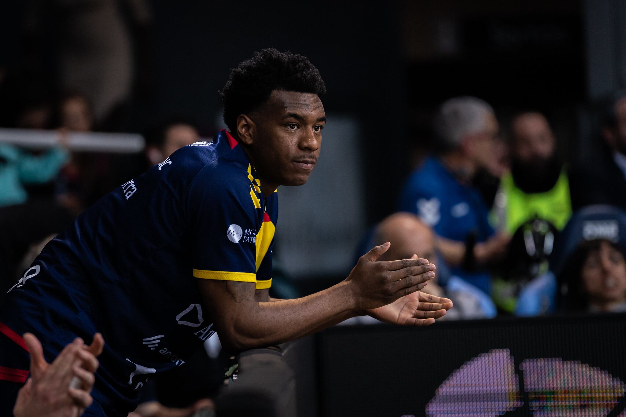 Micah Speight a la banqueta durant l'últim partit a casa davant el Zunder Palència.