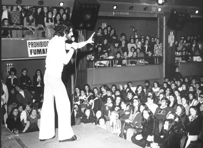 Un jovencísimo Juan Pardo actúa en 'El Gran Musical'