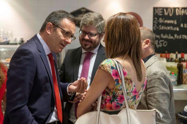 Diego Conesa, junto a Fran Hervías y Valle Míguelez, de Cs, en la cafetería de la Asamblea Regional