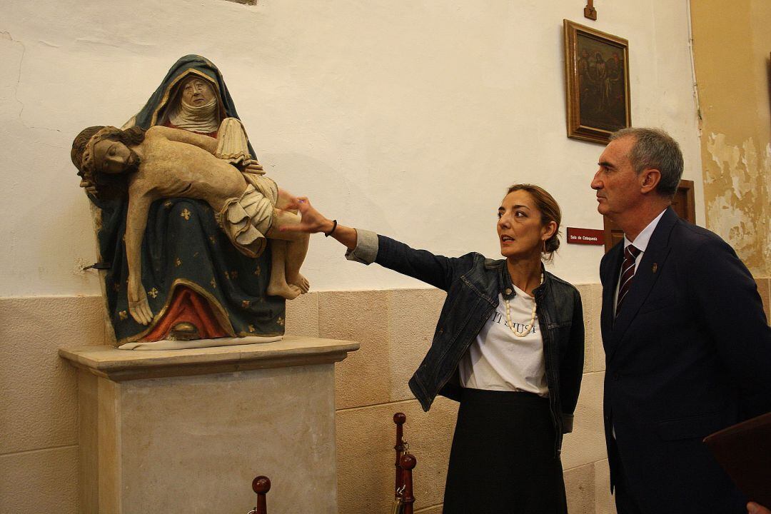 El delegado de la Junta, José Mazariegos, conoce detalles de la restauración de la virgen de la piedad con la restauradora María Magdalena García Pérez-Mínguez