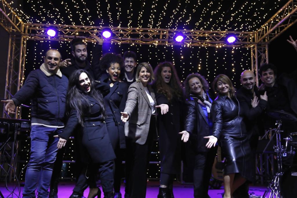 Belter Souls y autoridades posan en el escenario