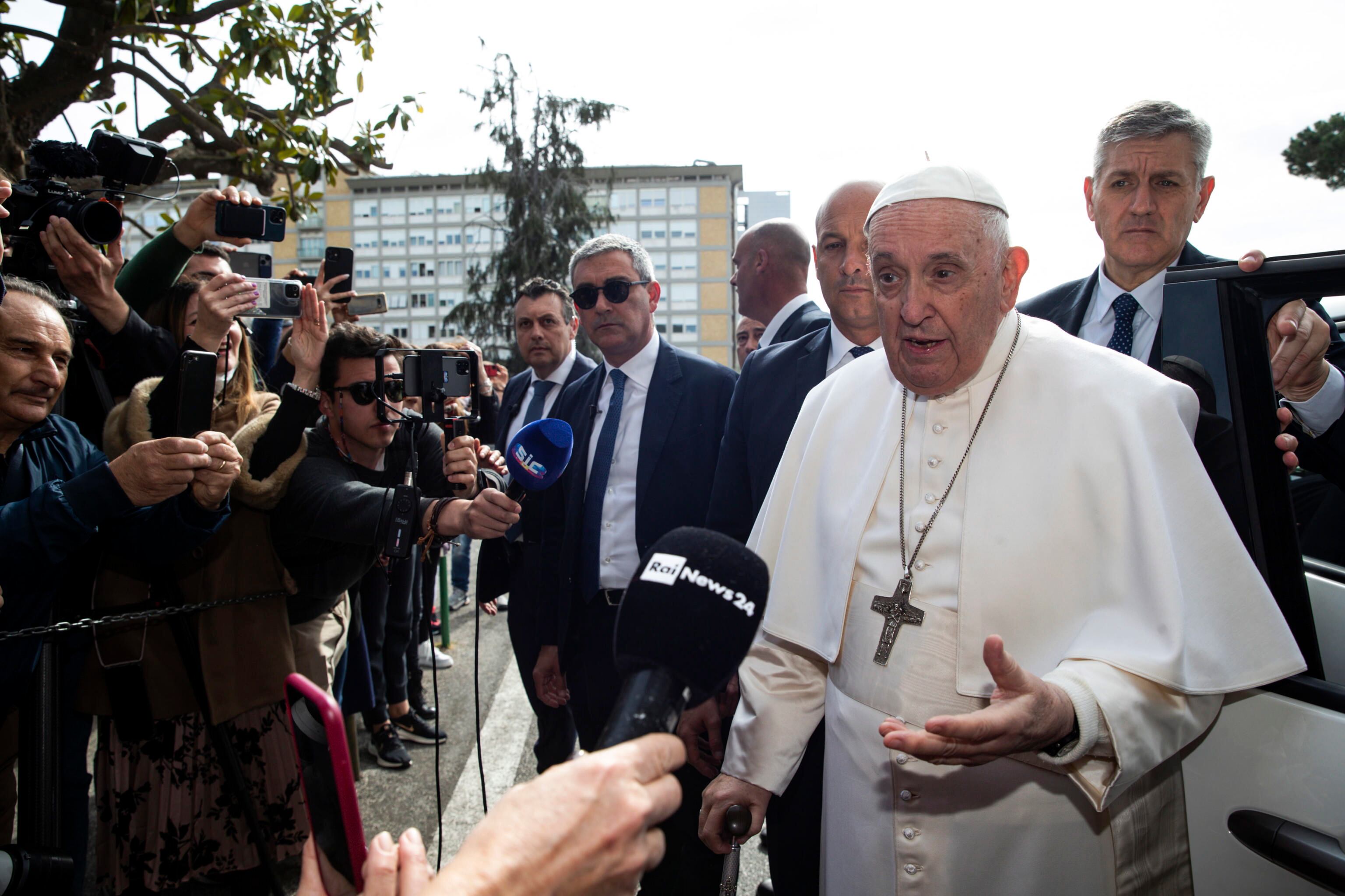 El papa, a la salida del hospital.