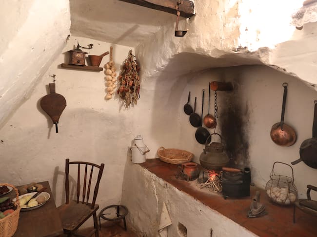 Casa del Abuelo en Cevico de la Torre(Palencia), casa del siglo XIX donde se muestra se muestra el ambiente de una casa de agricultores con sus muebles y objetos de uso diario