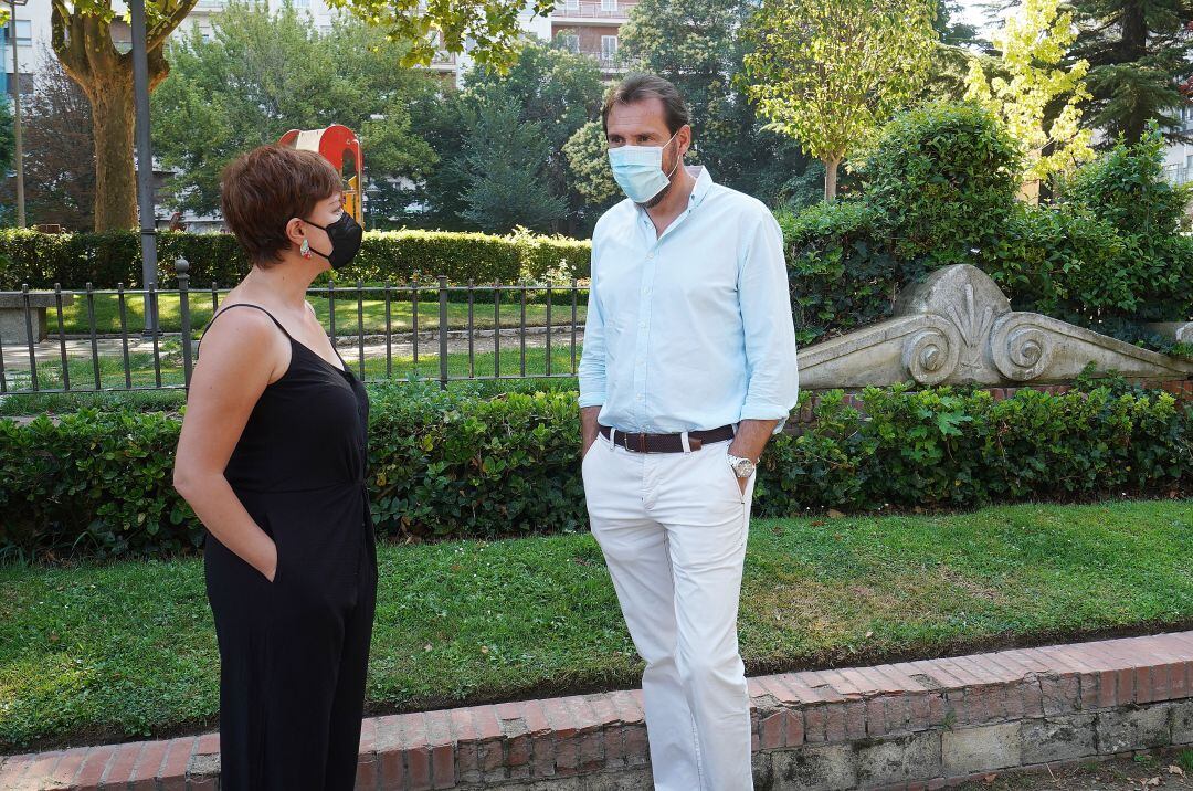 Foto de archivo de Óscar Puente, el alcalde de Valladolid, y María Sánchez, la concejala de Medio Ambiente