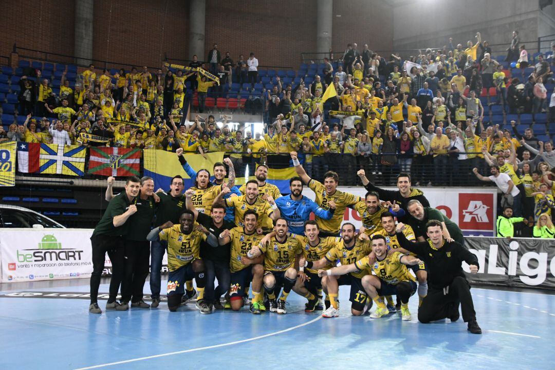 Los jugadores del Bidasoa-Irun celebran con la afición que acudió al Logroño el histórico subcampeonato