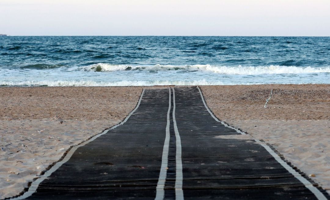 La Comunitat Valenciana, que este lunes entra en Fase 2, prepara las playas para el baño con cartelería informativa a los usuarios y pasarelas de entrada y salida en las mas concurridas. En la imagen, la playa de El Saler