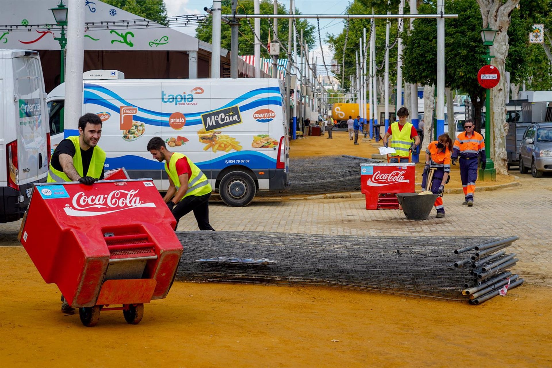 Trabajadores en el Real de la Feria/ Eduardo Briones