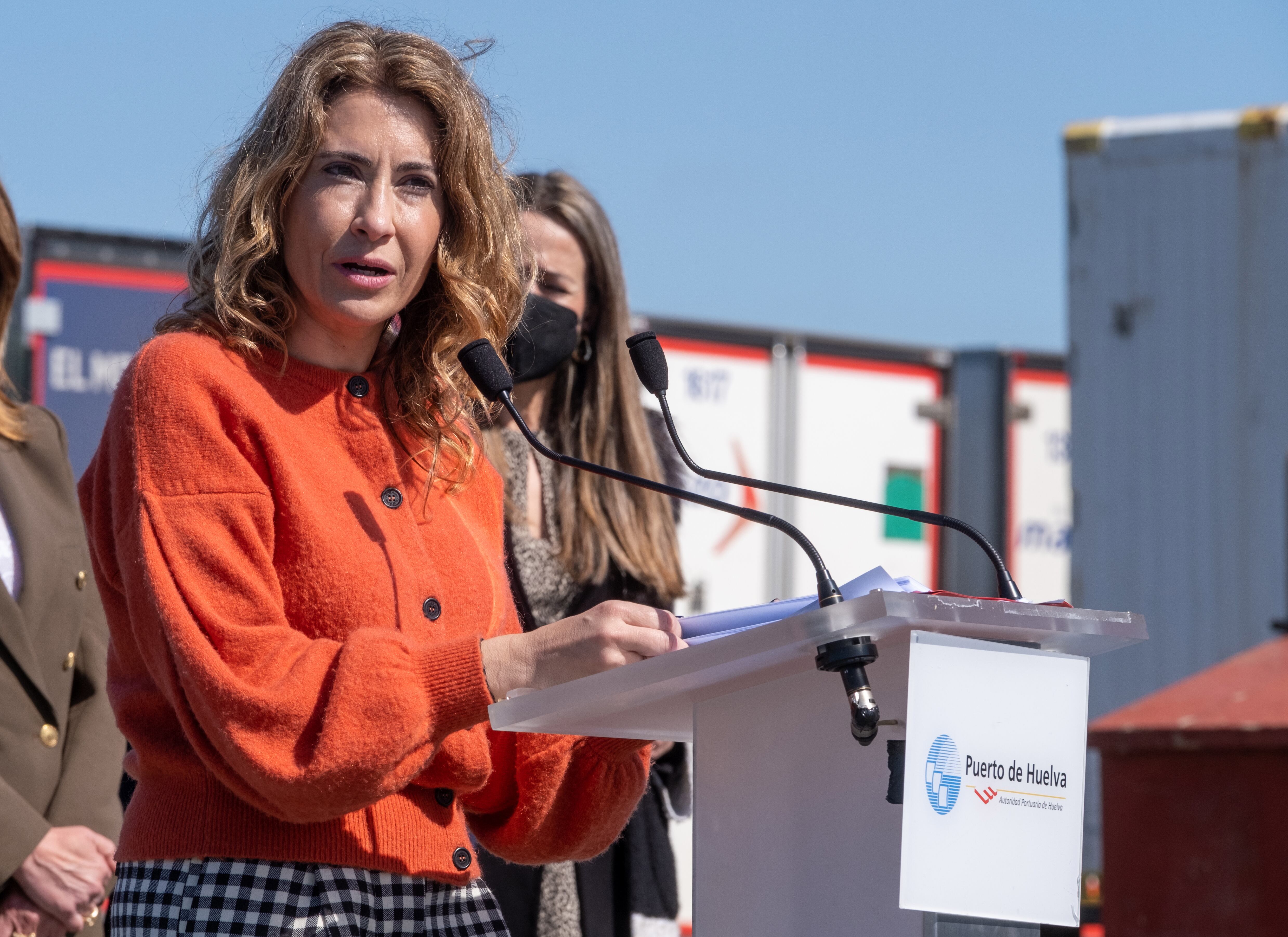 La ministra de Transportes, Movilidad y Agenda Urbana, Raquel Sánchez, atiende a los medios de comunicación en el Muelle Sur del Puerto de Huelva, tras supervisar el avance de los proyectos y actuaciones puestas en marcha por el Ministerio en el puerto, donde informó que el 90 por ciento de las gasolineras que lo han solicitado han recibido ya el reintegro de los anticipos para hacer frente a la bajada de los 20 céntimos por litro de combustible. EFE/ Julián Pérez