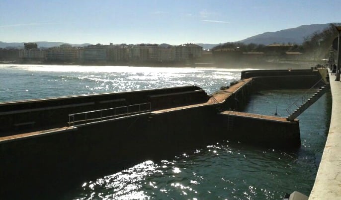 Puerto de Zarautz ubicado junto a la carretera N-634 que comunica con Getaria