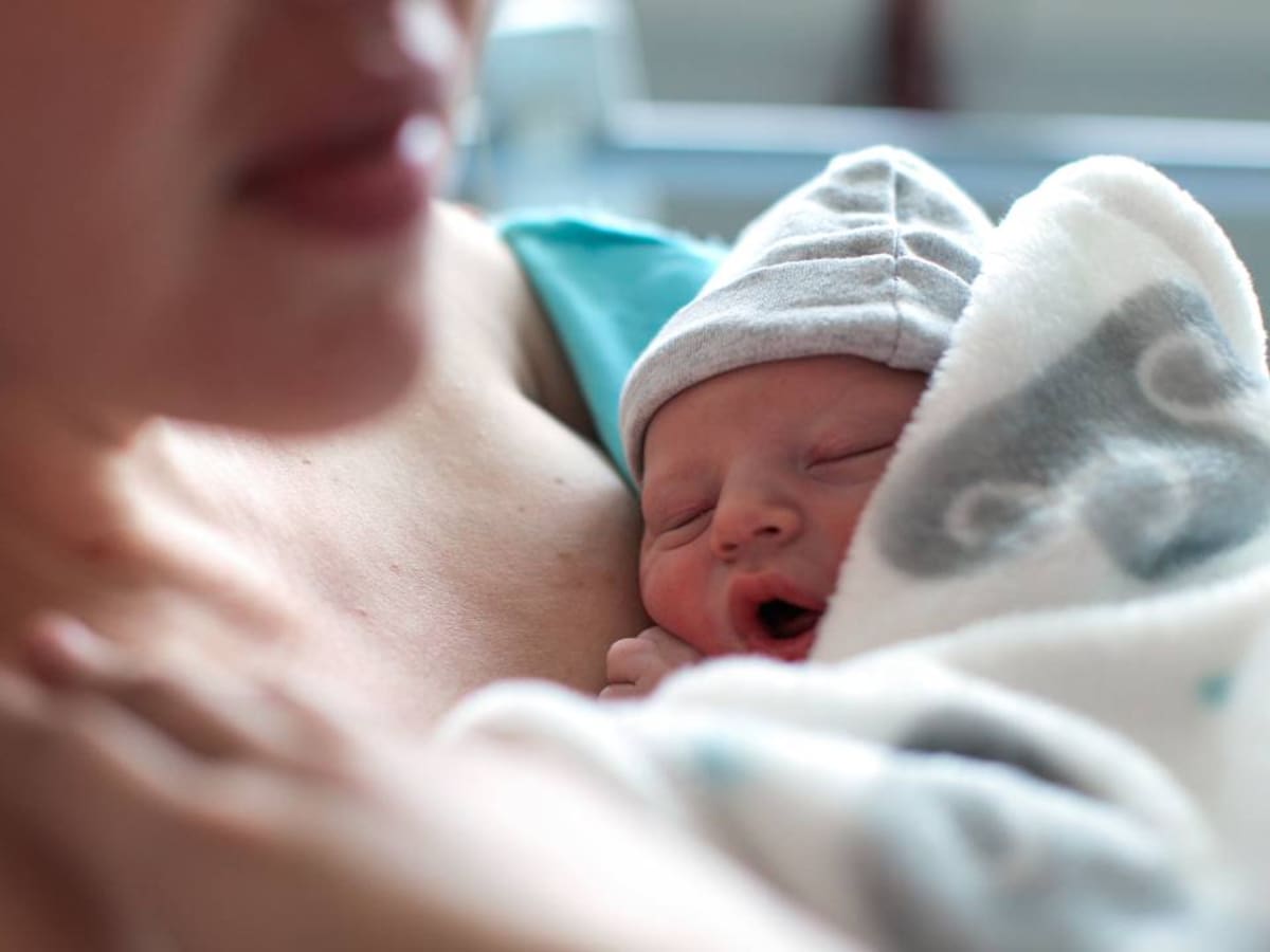 La Región cambiará la ley para que los bebés no sean separados de la madre al nacer