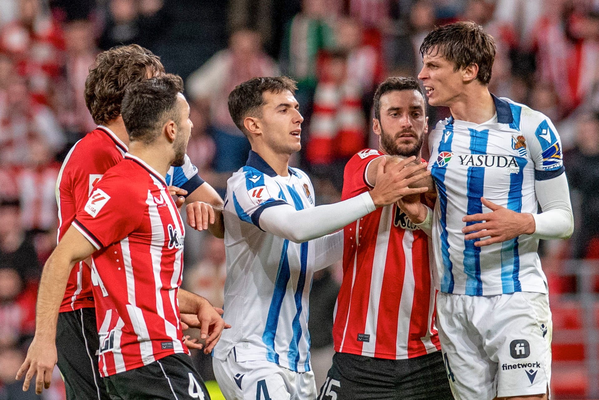 El defensa de la Real Sociedad Robin Le Normand (d) se encara con Unai Gómez (i), del Athletic, durante el partido de la vigésima jornada de LaLiga que Athletic Club de Bilbao y Real Sociedad