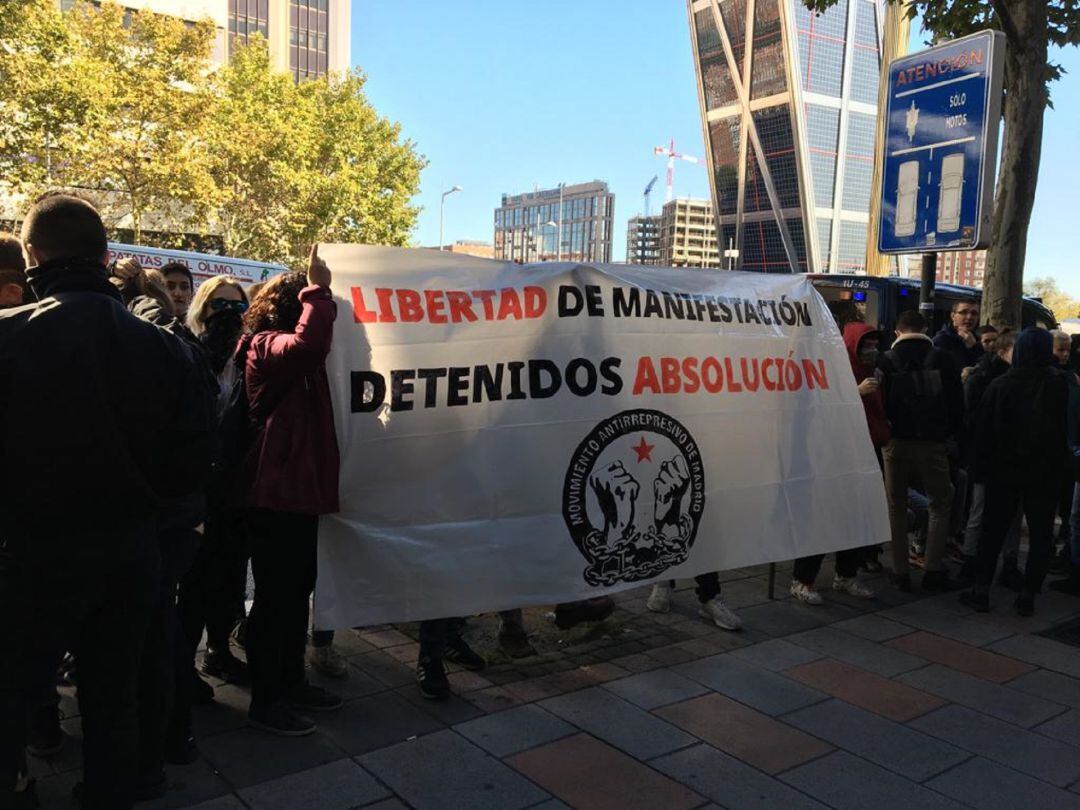 Miembros del Movimiento Antirrepresivo se concentran a las puertas de los Juzgados de Plaza de Castilla 