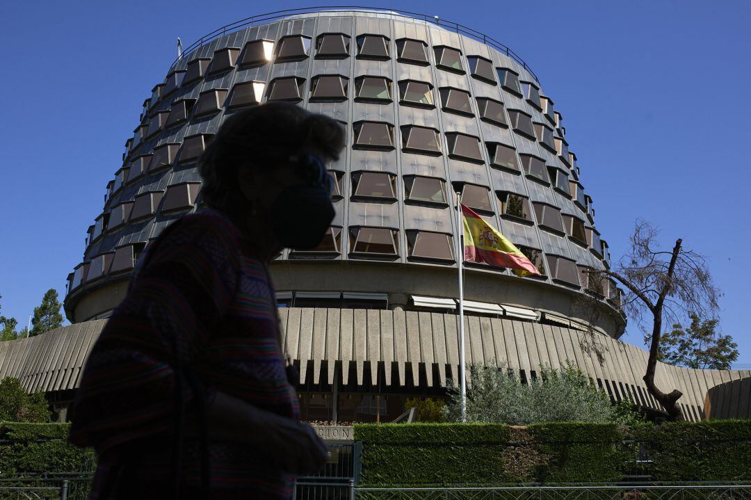 Una persona camina por las inmediaciones del Tribunal Constitucional.