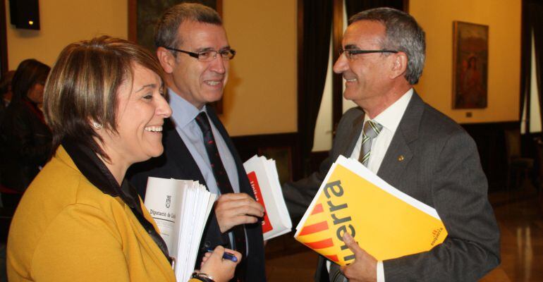 La vicepresidenta primera de la Diputació de Lleida, Rosa Pujol, dialogant amb els portaveus d'UA i ERC, Paco Boya i Jaume Gilabert, que han donat suport als comptes de l'equip de govern.