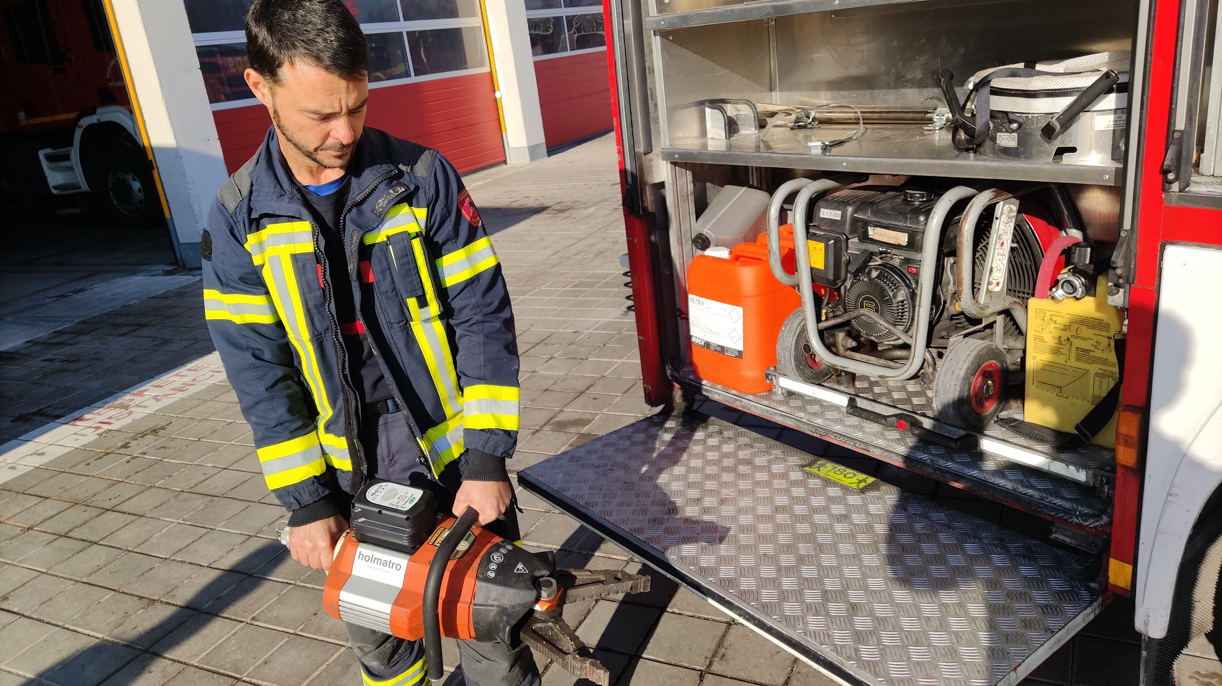 Rafa y su perra Nala están especializados en búsquedas en amplios espacios, "pero aquí todos hacemos de todo"