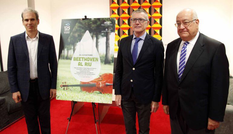 El subdirector de Música del Palau de la Música, Manuel Muñoz, el presidente del Grupo Aguas de Valencia, Eugenio Calabuig y el director titular de la Orquesta de Valencia, Yaron Traub, han presentado esta mañana a los Medios de comunicación “Beethoven al riu”.