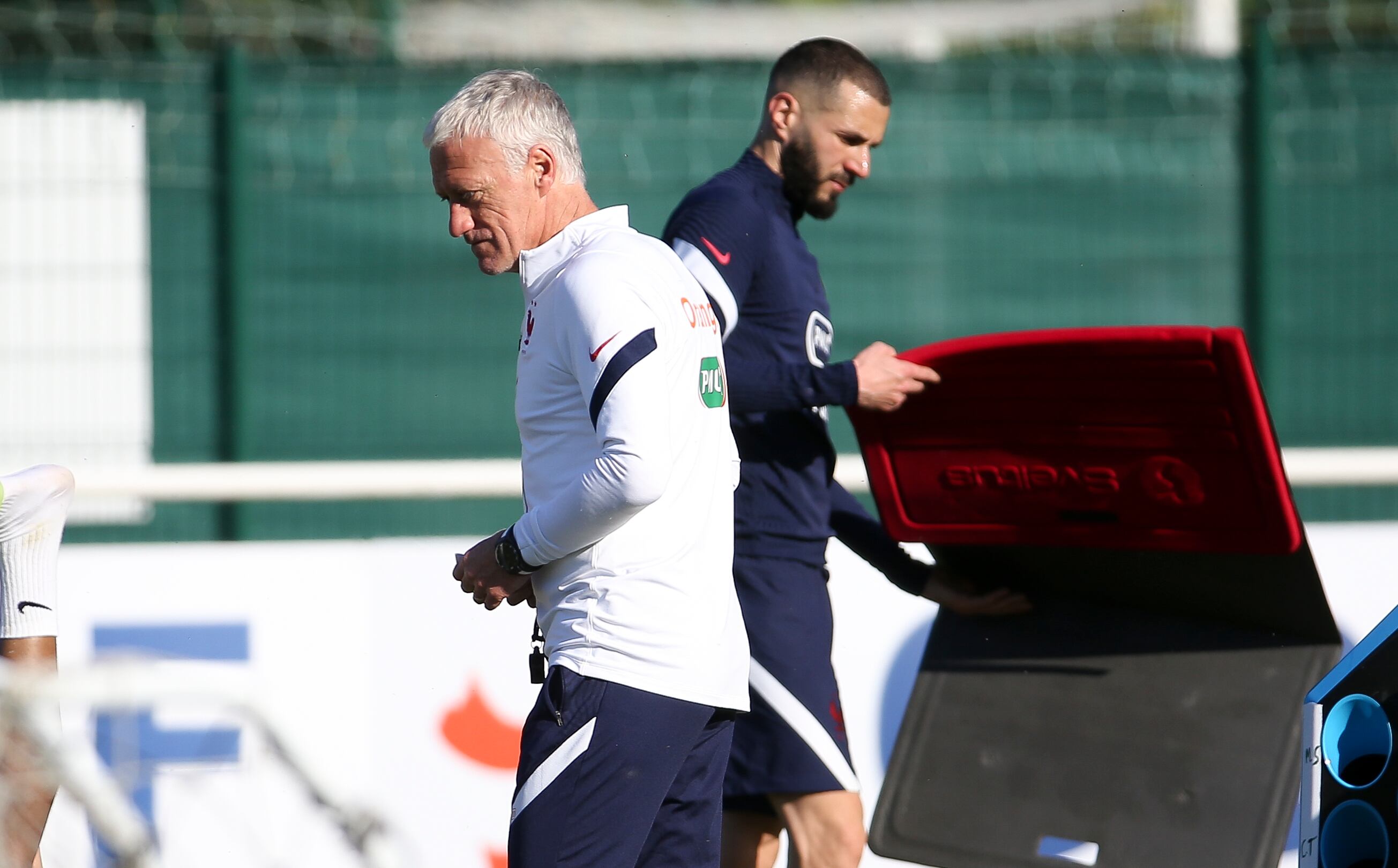 Didier Deschamps y Karim Benzema en un entrenamiento de la selección francesa