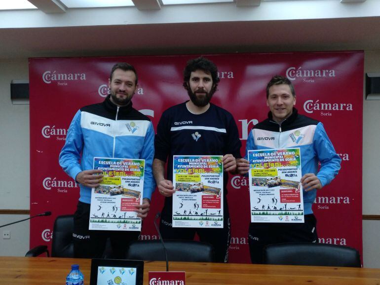 Salvador, Sevillano y Hernández, durante la presentación de la escuela.