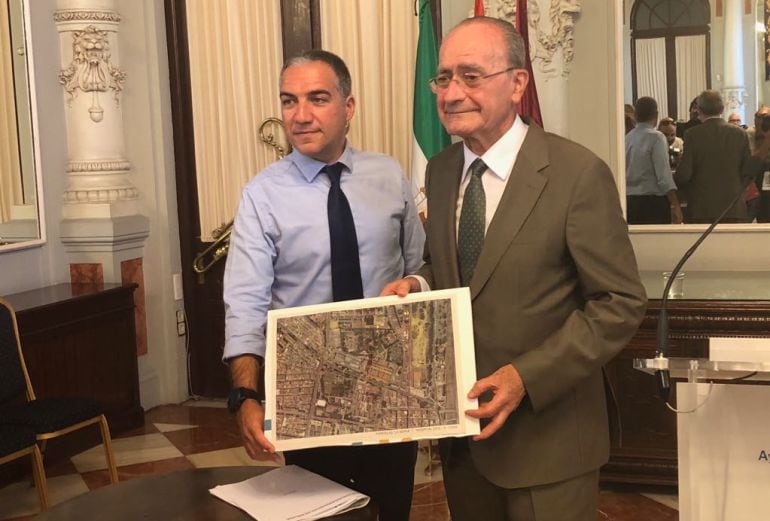 Bendodo y De la Torre muestra el mapa de la parcela por la que apuestan