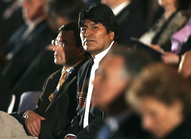 De forma paralela a la Cumbre Iberoamericana se celebra en Chile la &#039;Cumbre de los Pueblos&#039;, que será clausurada en el Velódromo del Estadio Nacional, donde acudirán los presidentes Hugo Chávez, de Venezuela, Evo Morales, de Bolivia -en la imagen- y Rafae