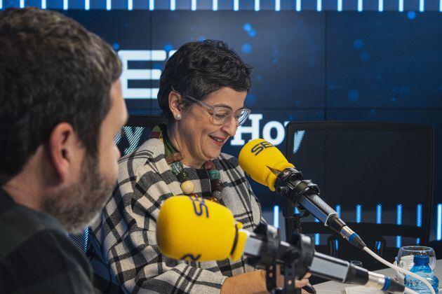 La ministra González Laya, en un momento de la entrevista en &#039;Hoy por hoy&#039;.