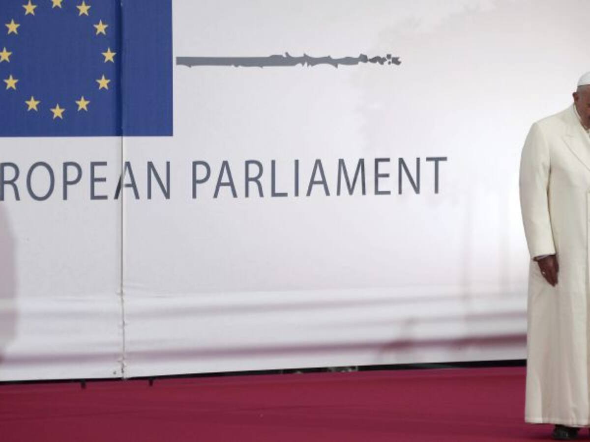 Pablo Iglesias califica de “valiente” el discurso del papa en la Eurocámara
